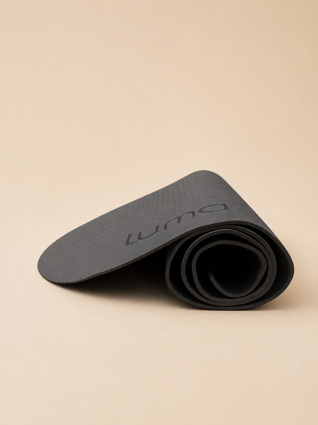 Luma everyday mat fekete jógamatrac feltekerve