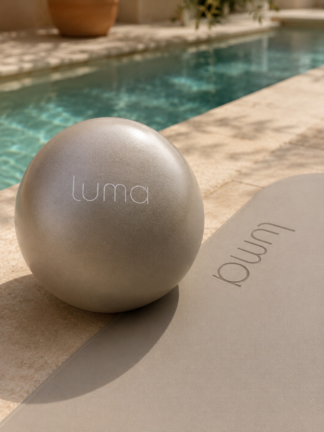 Luma pilates labda és jógamatrac a medencénél